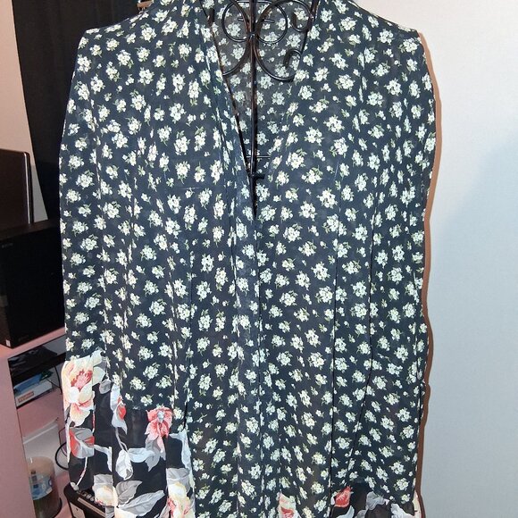 Tops - WOMANS PLUS SHIRThurry buy now closing 4/1//2026